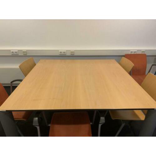 Ahrend vergadertafel met bijpassende set stoelen 7 stuks