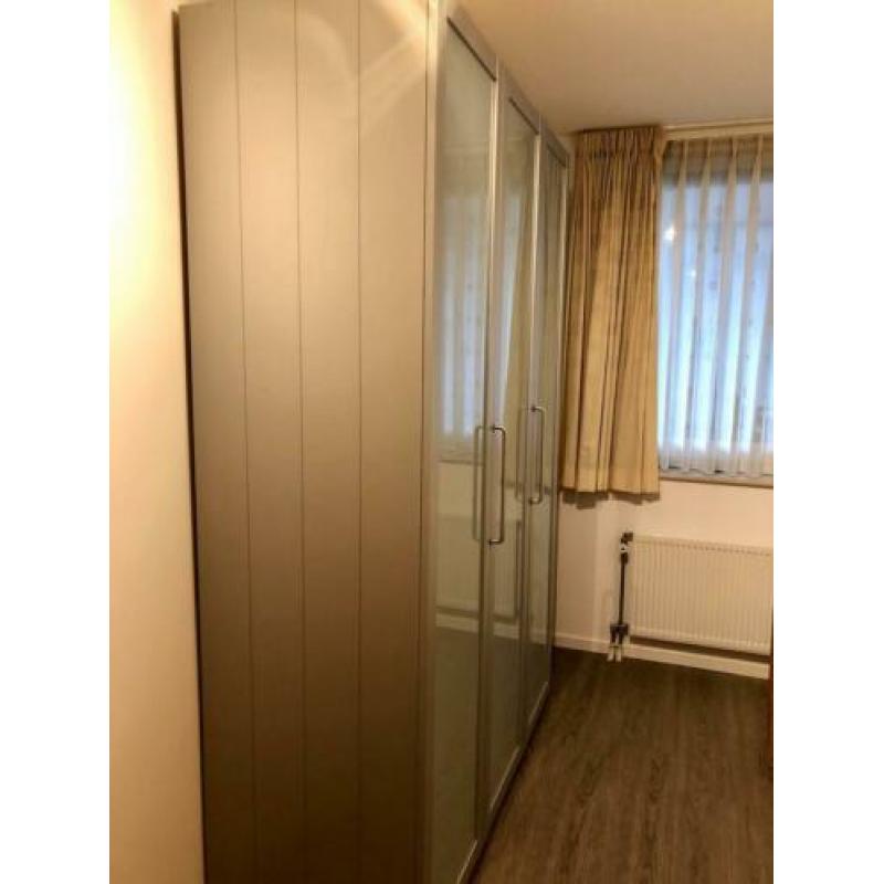 Kledingkast grijs met melkglas