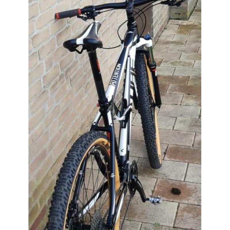 Te koop mooie 29er cube . Shimano 3x10 versnelling. Zeee