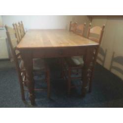Oud grenen eettafel met 6 beuken Hollandse knopstoelen