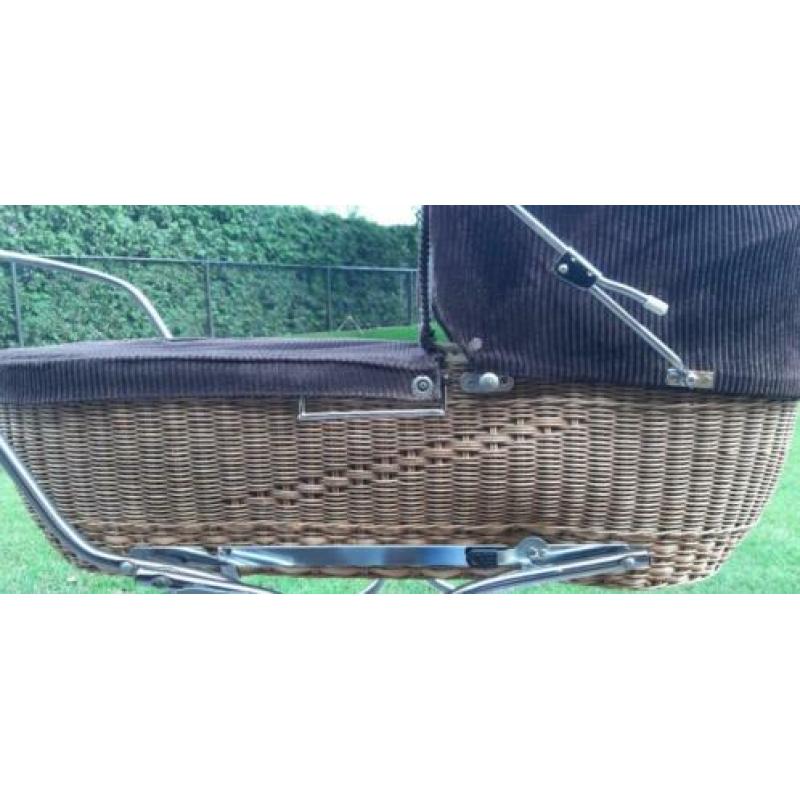 Retro vintage Kinderwagen rotan riet bruin velours bekleding