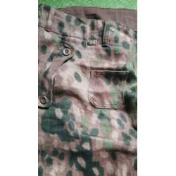 Dot camo broek.
