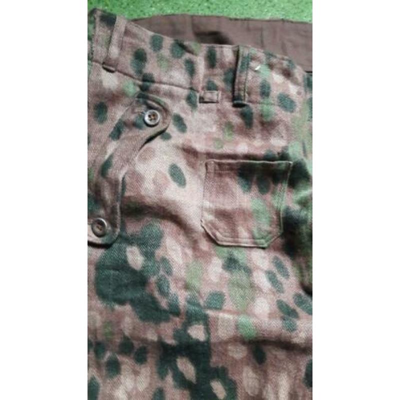 Dot camo broek.