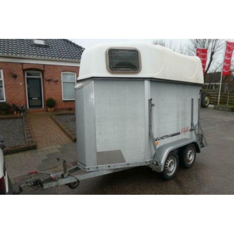 Bij Eemsned een gebruikte Hotra paardentrailer (bj 2001)