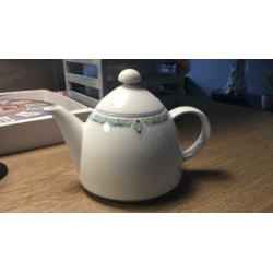 Theepot en diner bord en andere onderdelen servies