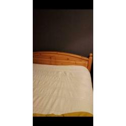 2 personen bed met matras en nachtkastje