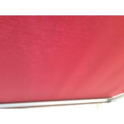 Zonnescherm rood 4.41 breed x 2.40 uitval. Handbediend (R)