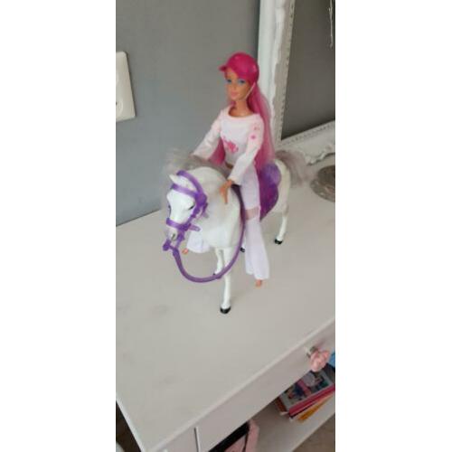Barbie meisje op paard.