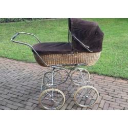 Retro vintage Kinderwagen rotan riet bruin velours bekleding