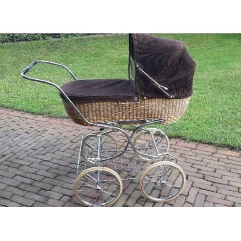 Retro vintage Kinderwagen rotan riet bruin velours bekleding