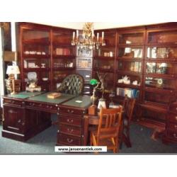 Koopje boekenkast chesterfield model Globe Wernicke €550,00