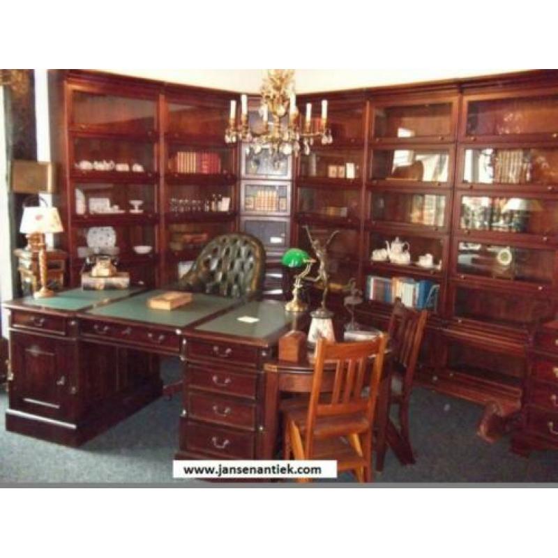 Koopje boekenkast chesterfield model Globe Wernicke €550,00