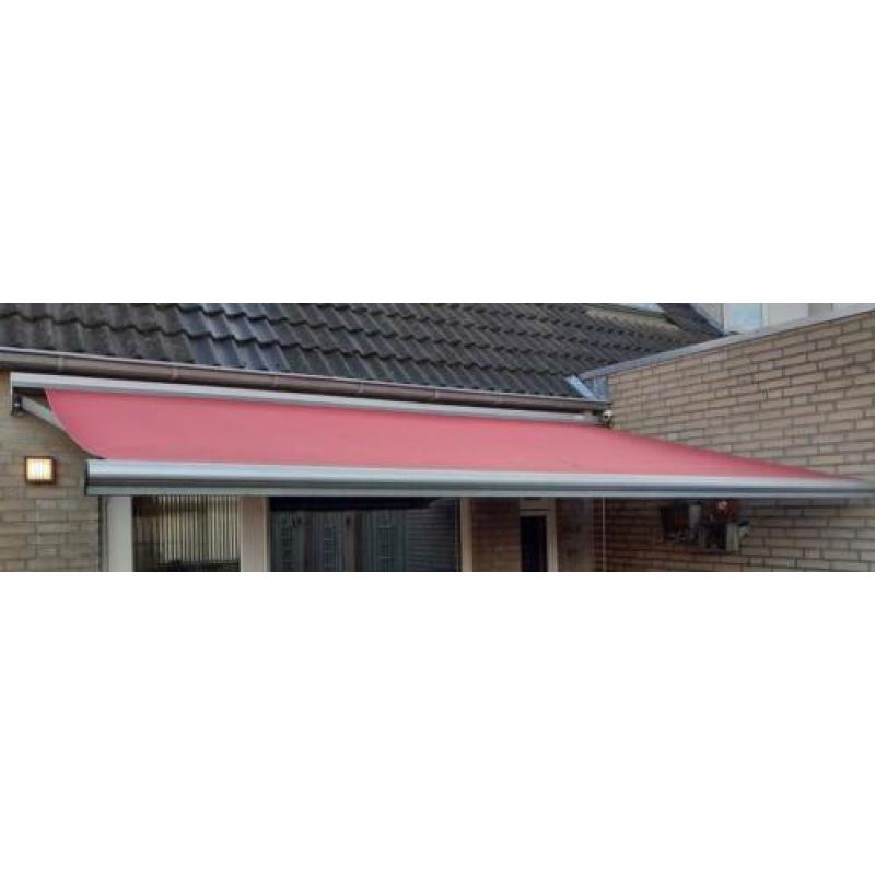 Zonnescherm rood 4.41 breed x 2.40 uitval. Handbediend (R)