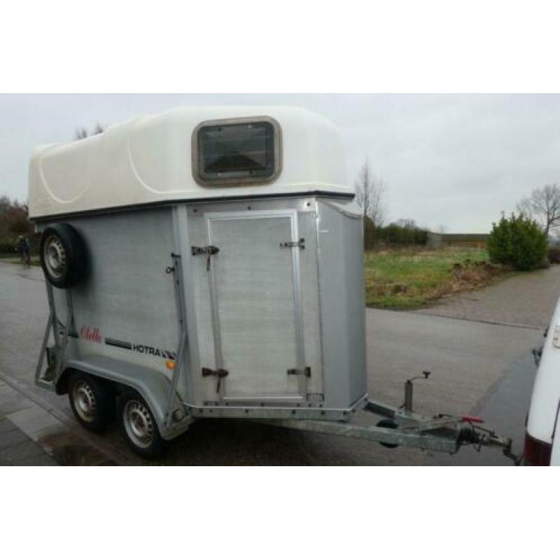 Bij Eemsned een gebruikte Hotra paardentrailer (bj 2001)