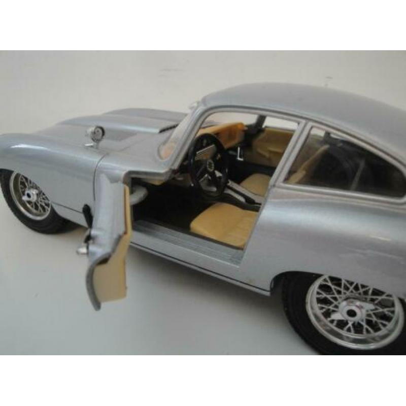 Schaalmodel - jaguar e coupé 1961 - schaal 1.18