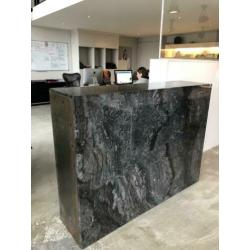 Marmeren blok, hoog 120, breed 150, diep 40 cm
