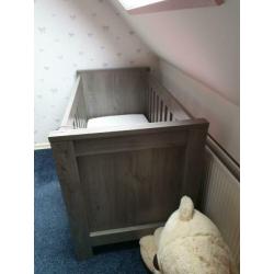 Mooi grijs ledikant+commode+sierplank