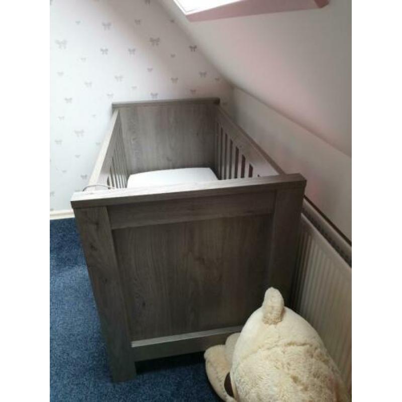 Mooi grijs ledikant+commode+sierplank