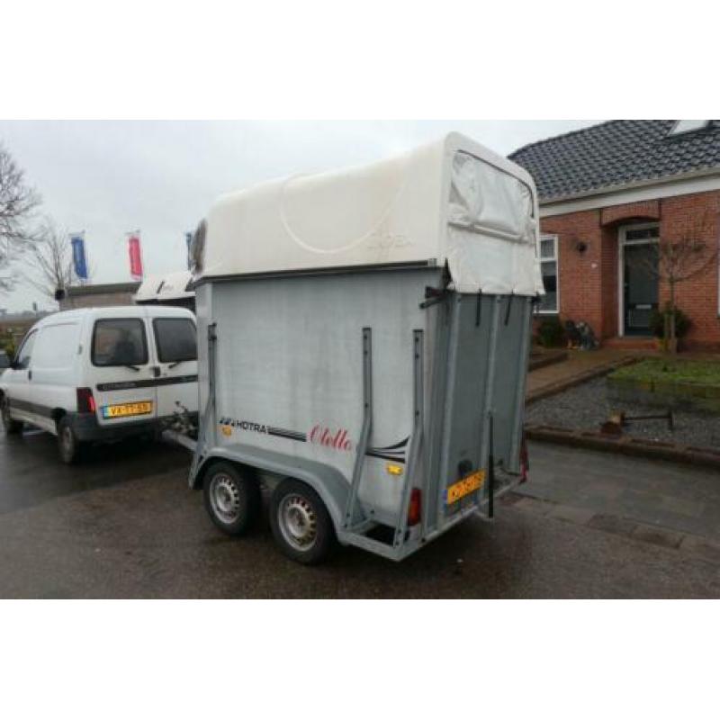 Bij Eemsned een gebruikte Hotra paardentrailer (bj 2001)