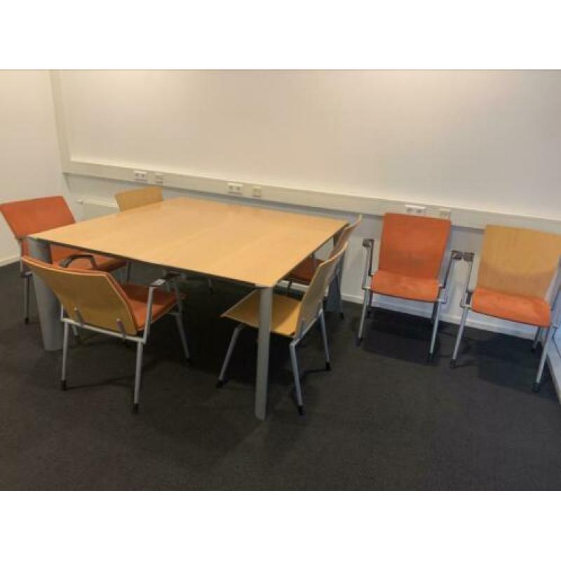 Ahrend vergadertafel met bijpassende set stoelen 7 stuks