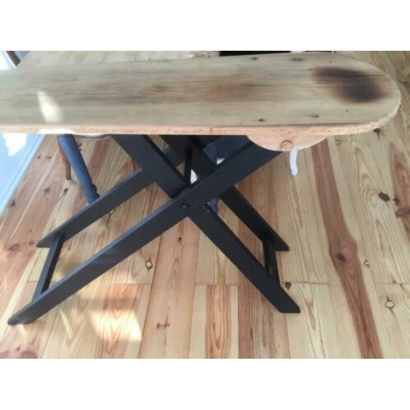 Oude sidetable vintage oude strijktafel