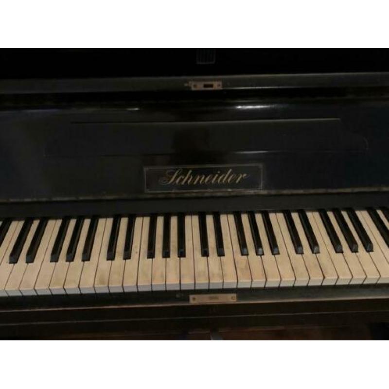 Zwarte Schneider antiek ogende piano