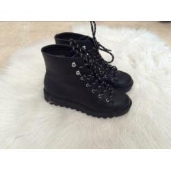 Divided veter boots maat 38.