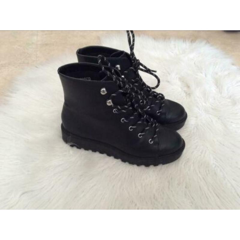 Divided veter boots maat 38.