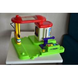 Speelgoedbaan met gebouwen, voertuigen en figuurtjes