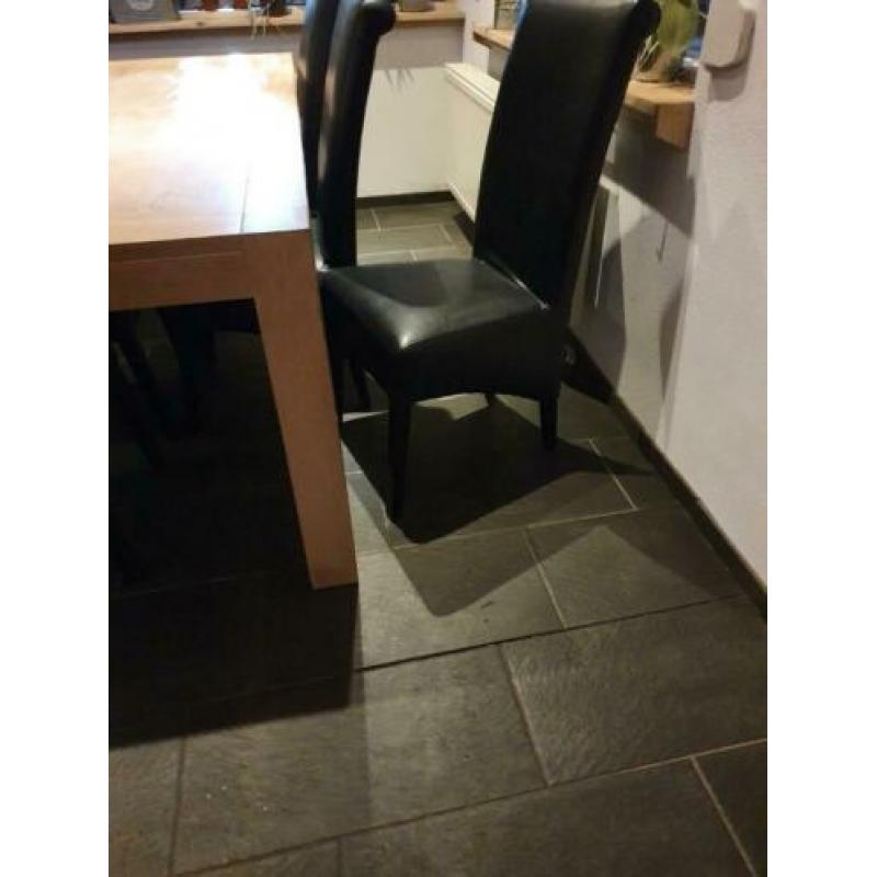 Te Koop eethoek met 6 zwarte stoelen. Maat tafel : 90-1.80