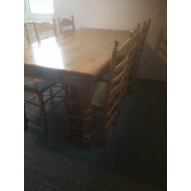 Oud grenen eettafel met 6 beuken Hollandse knopstoelen