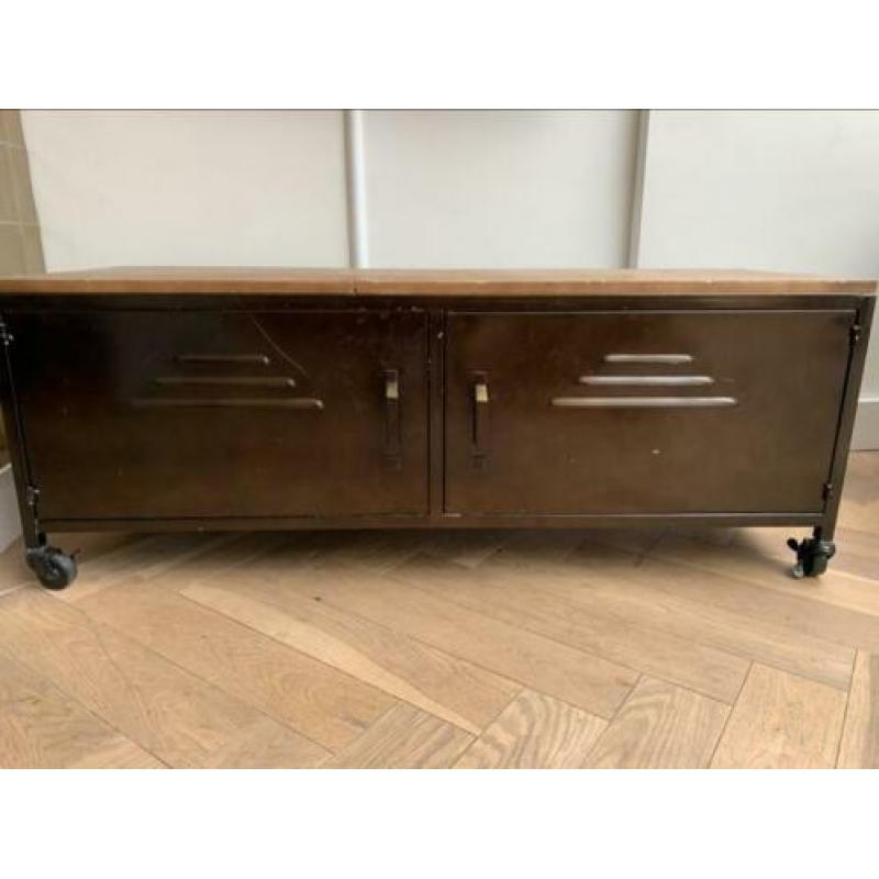 Stalen locker tv meubel