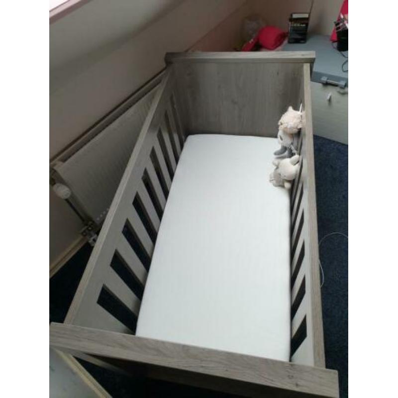 Mooi grijs ledikant+commode+sierplank