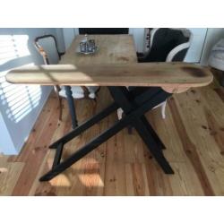 Oude sidetable vintage oude strijktafel
