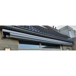 Zonnescherm rood 4.41 breed x 2.40 uitval. Handbediend (R)