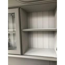 Mooie grijze krijtverf buffetkast met lederen handgreepjes