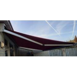 Zonnescherm rood 4.41 breed x 2.40 uitval. Handbediend (R)