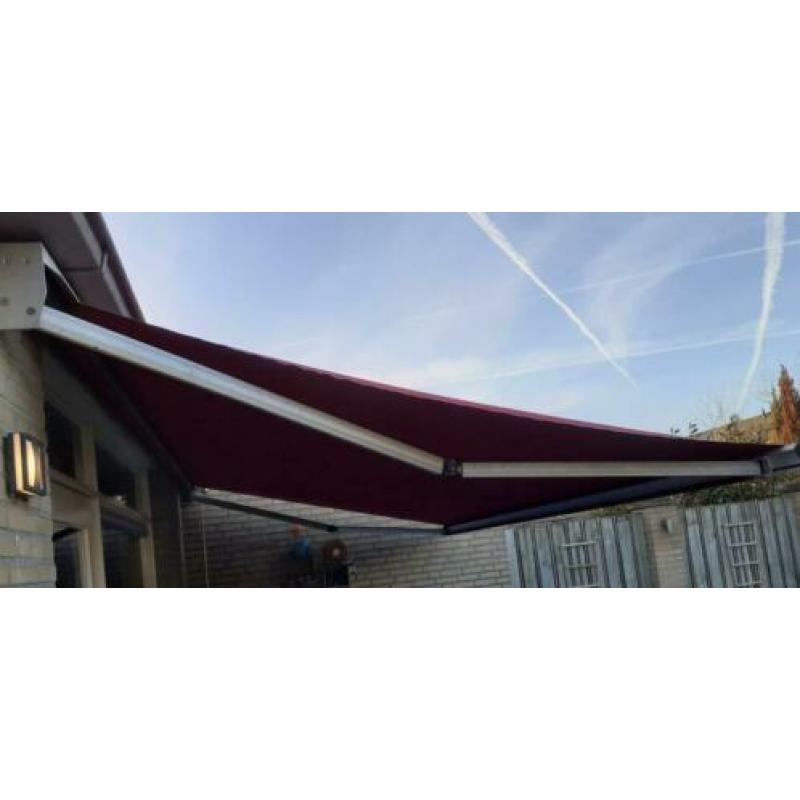 Zonnescherm rood 4.41 breed x 2.40 uitval. Handbediend (R)