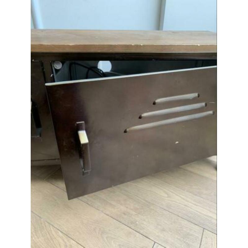 Stalen locker tv meubel