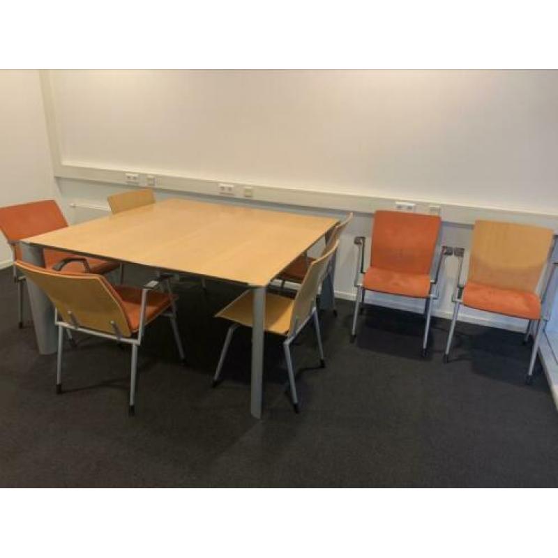 Ahrend vergadertafel met bijpassende set stoelen 7 stuks