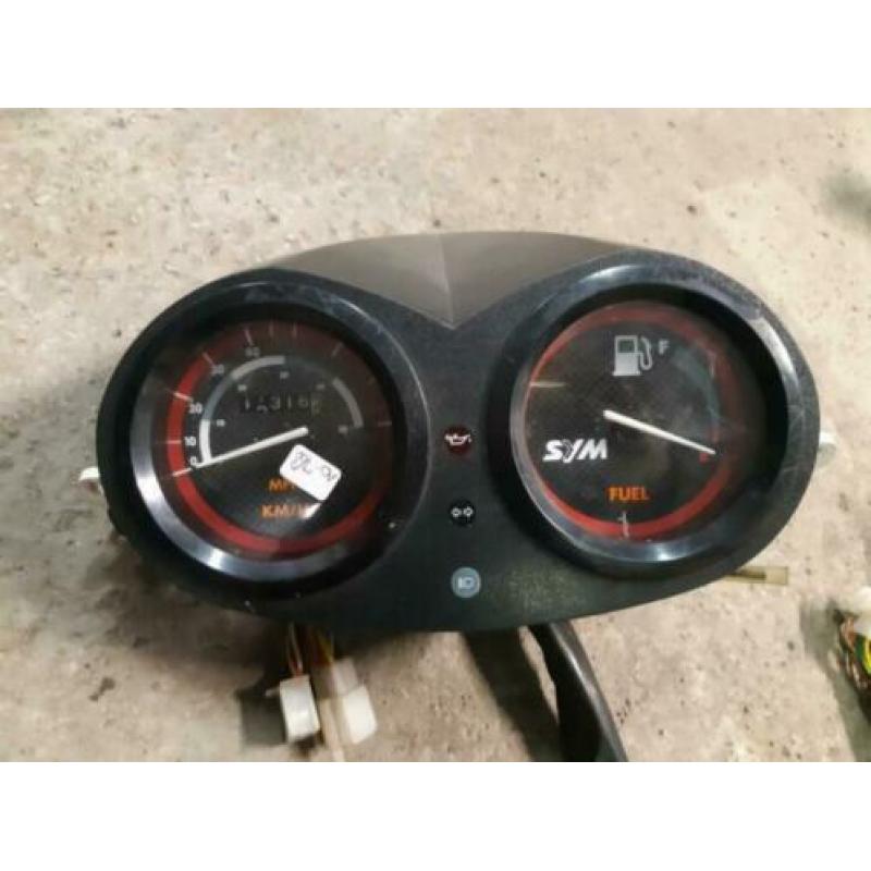 Sym Shark cockpit/dashboard/kilometerteller ZOGOED ALS NIEUW