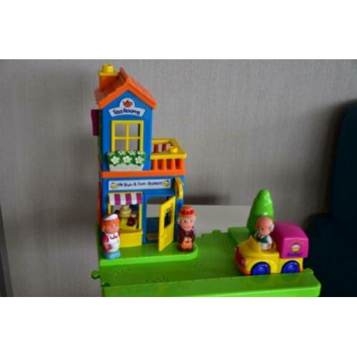 Speelgoedbaan met gebouwen, voertuigen en figuurtjes