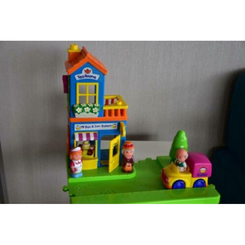 Speelgoedbaan met gebouwen, voertuigen en figuurtjes