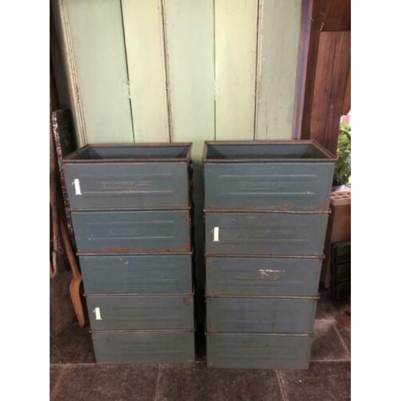Vintage industriële metalen Schäfer stapelbakken