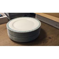Theepot en diner bord en andere onderdelen servies
