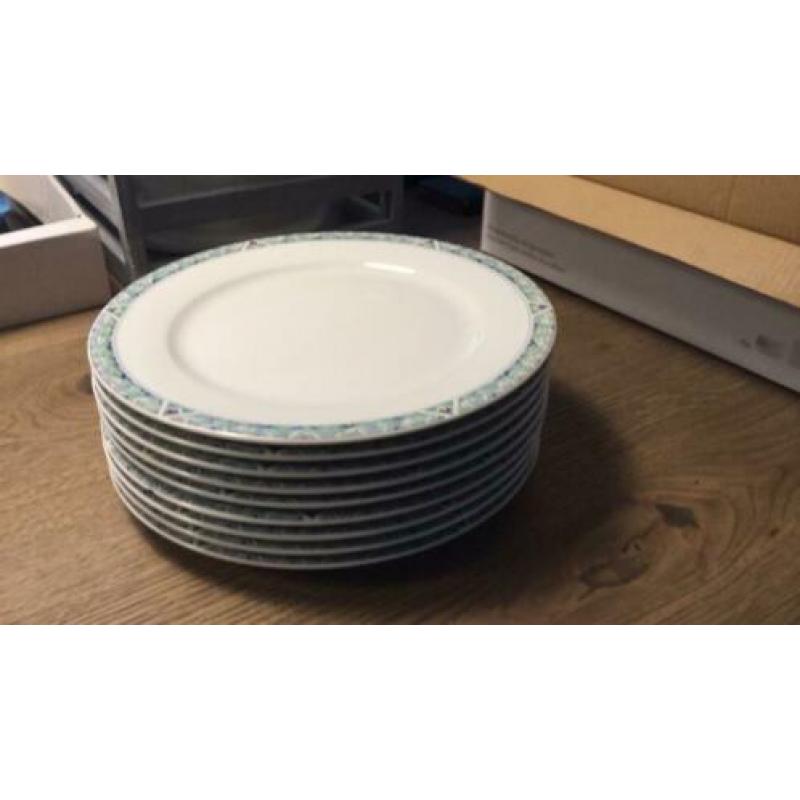 Theepot en diner bord en andere onderdelen servies