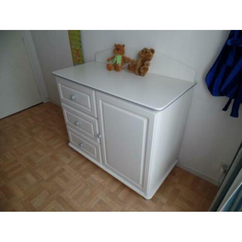 kinderbedje en commode
