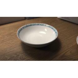 Theepot en diner bord en andere onderdelen servies