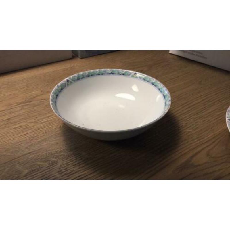 Theepot en diner bord en andere onderdelen servies