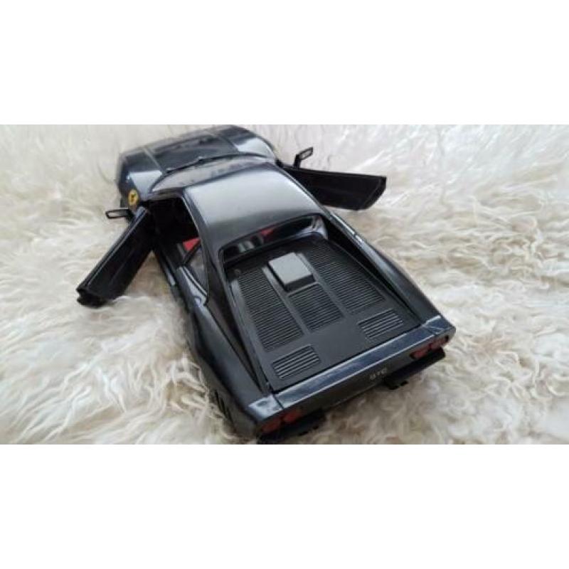 Ferrari 1:16 zwart